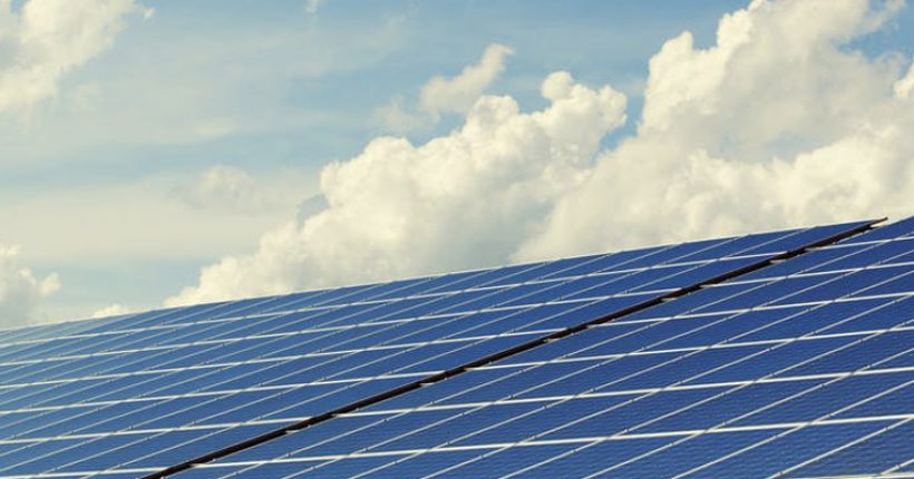 Solarpanels mit Wolken im Hintergrund