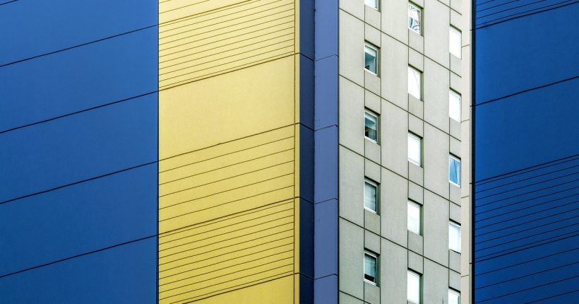 Moderne Wohnanlage mit blauer Fassade