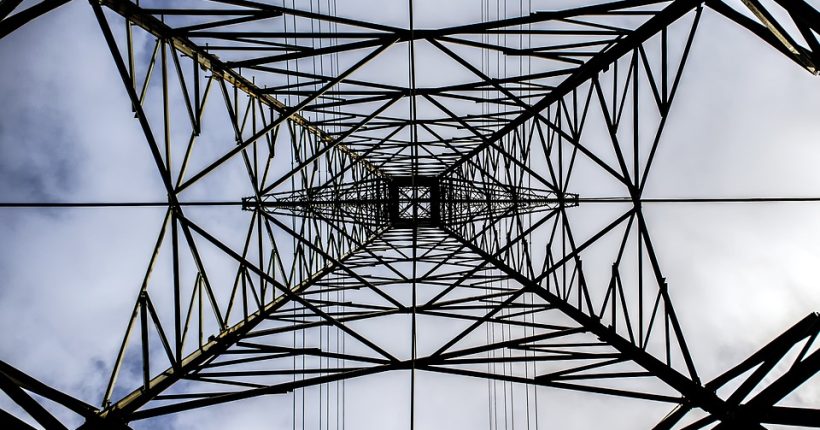 Strommast von unten