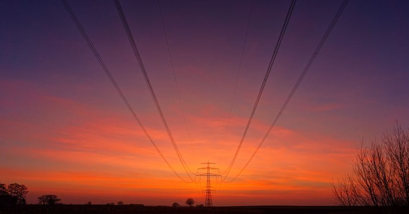 Strommast im Sonnenuntergang