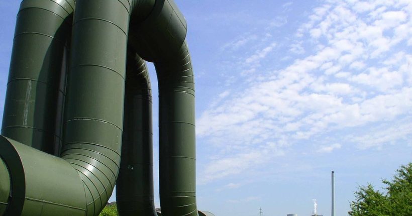 Grüne Heizungsrohre in Landschaft