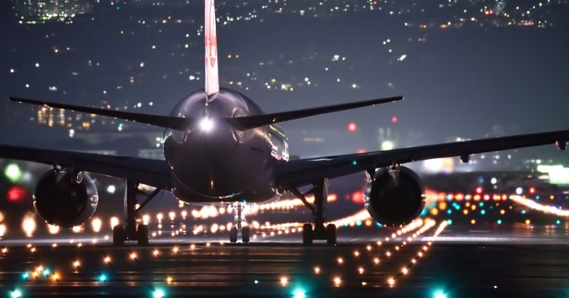 Flugzeug landet in der Nacht
